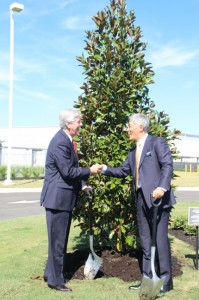 記念植樹をする野地社長とブライアント知事