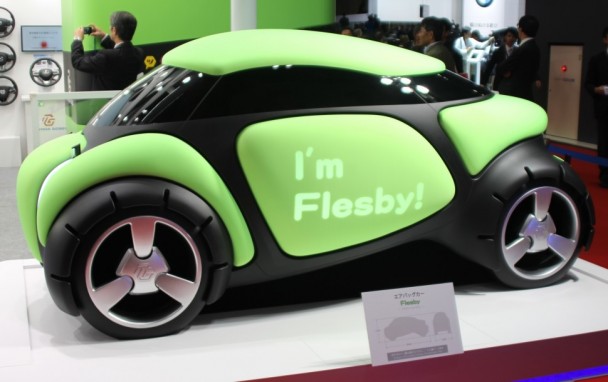 ２０３０年頃の超小型モビリティを想定した「エアバッグカー・フレスビー」