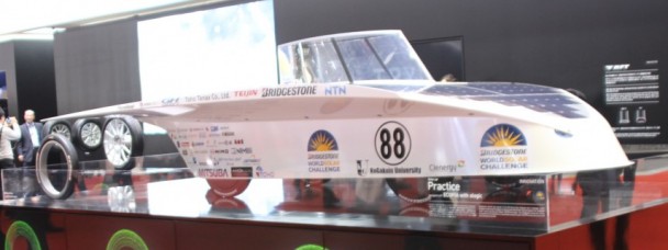 世界的なソーラーカーレースに、低燃費タイヤ「エコピア・ウイズ・オロジック」を装着して参戦したマシン