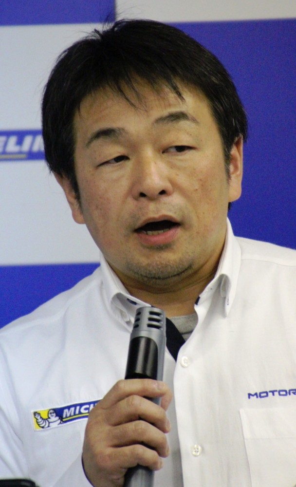 モータースポーツ活動を紹介する小田島マネージャー