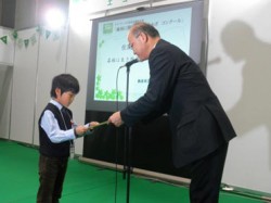 表彰を受ける野渕裕也さんと当社森川安全環境管理部長