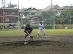 ２塁に走者がいる中、力投するニシヤマの井澤投手