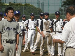 ＭＶＰに輝いたヤマカミの吉田友也選手（左）。右は西山理事長