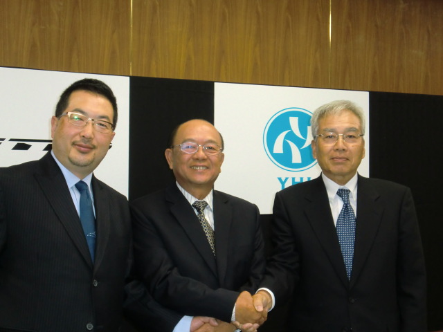 記者会見で握手する右・中倉社長、中央・リチャード・テイ氏、左・水谷友重執行役員