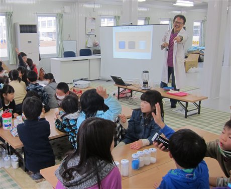「東松山市サルビア2放課後児童クラブ」での子ども化学実験ショーの様子