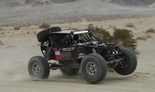 砂漠を疾走するNITTOサポート車両