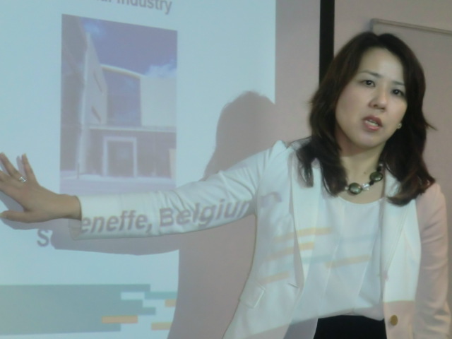 プレスセミナーでケイ素関連技術が牽引するイノベーションを説明する桜井恵理子代表取締役会長・ＣＥＯ
