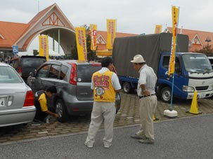 道の駅　アグリパークゆめすぎと（埼玉県北葛飾郡）でのタイヤ点検活動の様子