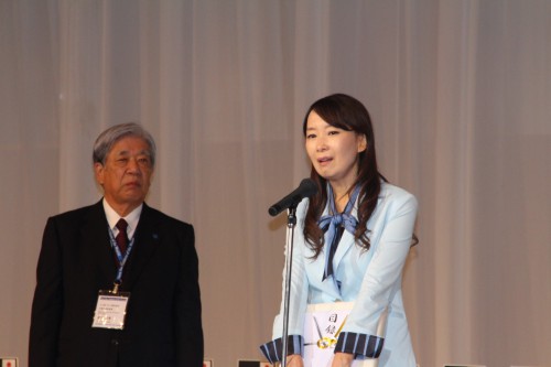 謝辞を述べるアグネス大使。左は西河会長