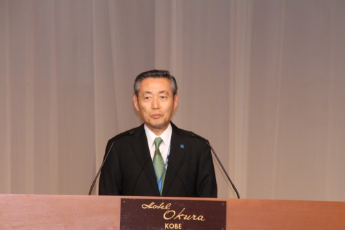 あいさつする垣内社長