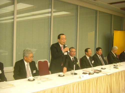 あいさつする荒川会長