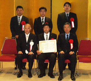 表彰式後の記念撮影（前列中央：那須工場長福田征之氏）