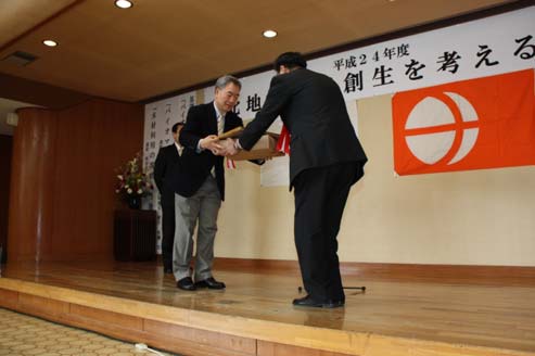 表彰状を受け取る戸成司郎CSR社会貢献室長（左）