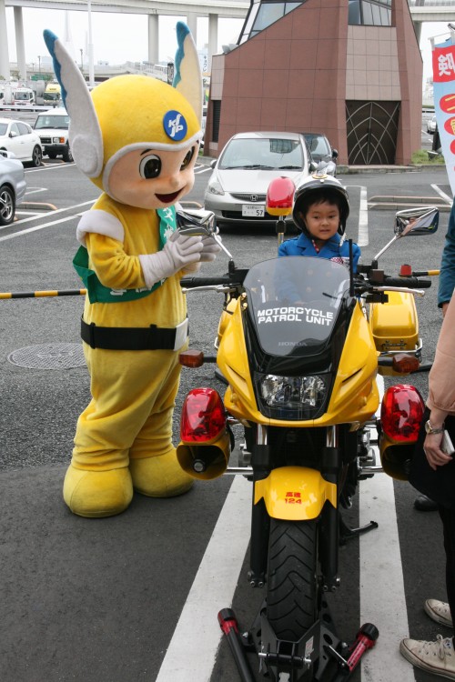 パトロールバイクに乗車する子供