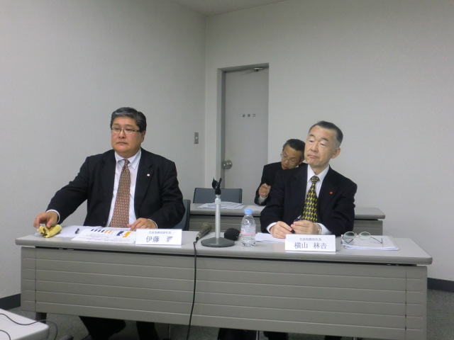 決算発表する右・横山社長、左・社長就任予定の伊藤副社長