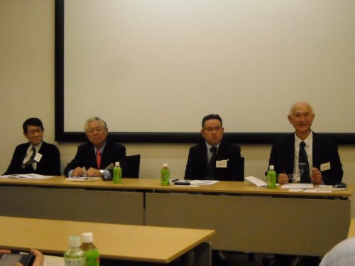 記者発表を行う（右から）西代表理事、伊藤会長、斎藤全日本プラスチック製品工業連合会会長ら