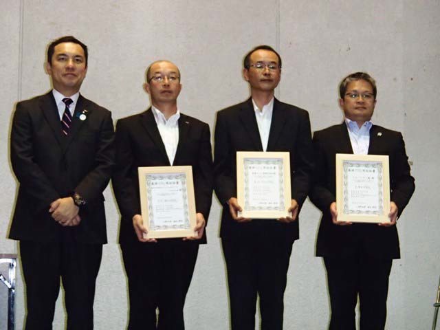 交付式で認証書を受け取った鈴木課長（右から２人目）