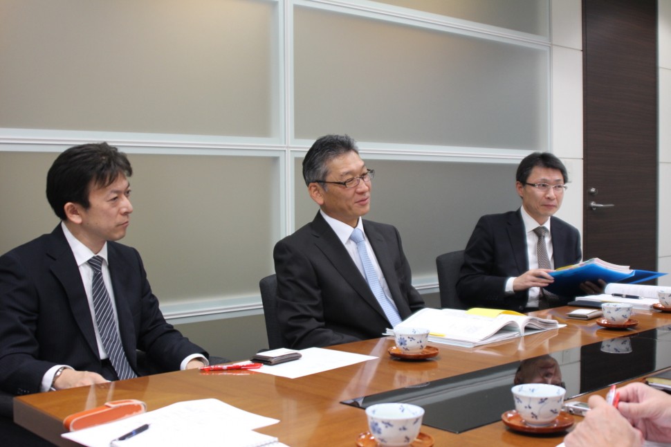 決算説明を行う（左から）有賀経理部長、前田常務執行役員、松原ＩＲ室室長