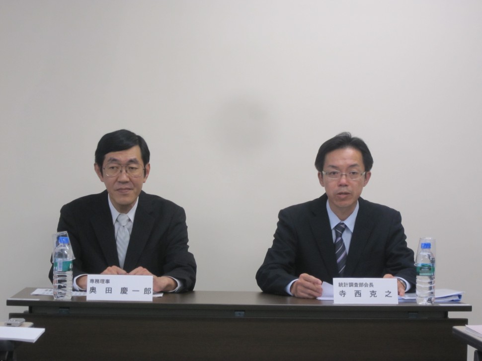 会見を行う奥田慶一郎専務理事（左）と寺西克之統計調査部会長