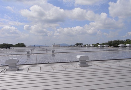 彦根工場屋上に設置した太陽光発電パネル