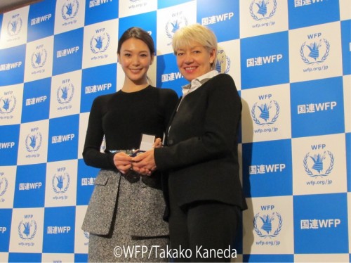 知花くららさんとエリザベス・ラスムーソン事務局次長