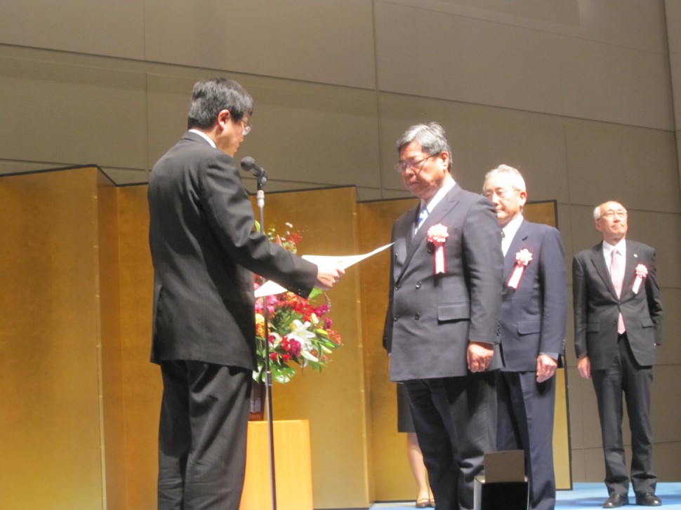 表彰状を授与される吉井満隆社長