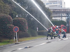 公設消防隊による放水活動