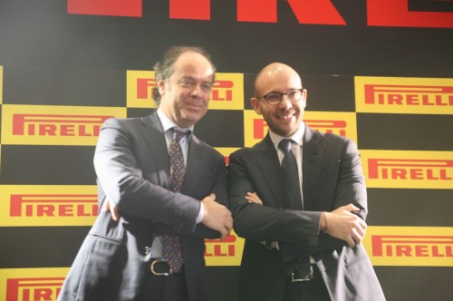 新社長のポンツォーニ氏（右）とマルコ・エッリ元社長（左）