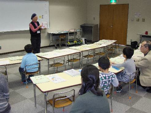 正しい平仮名の読み方を学習する児童