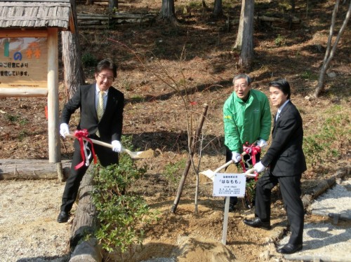 植樹風景（左から吉岡哲彦執行役員名古屋工場長、近藤正臣東萩平町町内会長、太田稔彦豊田市長）