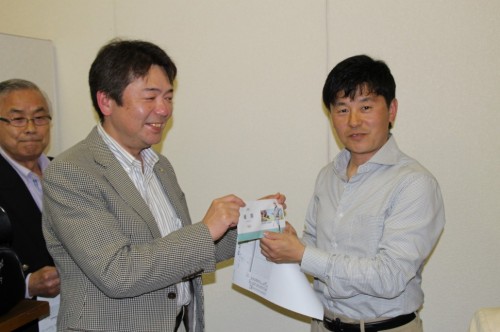 優勝した右川信司氏（右）と杉本会長（左）