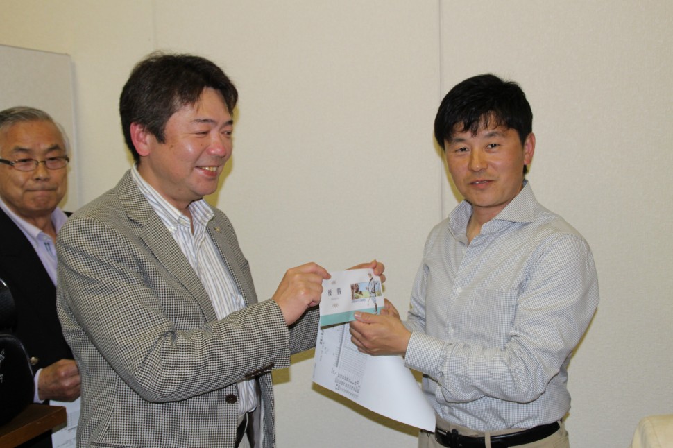 優勝した右川信司氏（右）と杉本会長（左）
