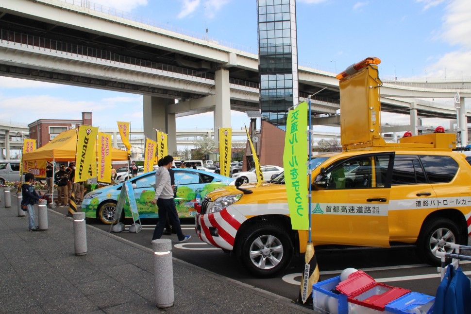 住友ゴムと首都高速道路が共同で交通安全を呼びかけた