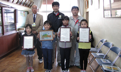 表彰の様子（稲村小学校）