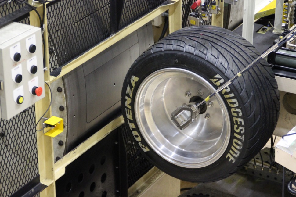 タイヤの左側にある超小型接地反力センサー内設ドラムでタイヤ接地反力を計測する