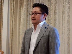 優勝のスピーチをする肥田氏