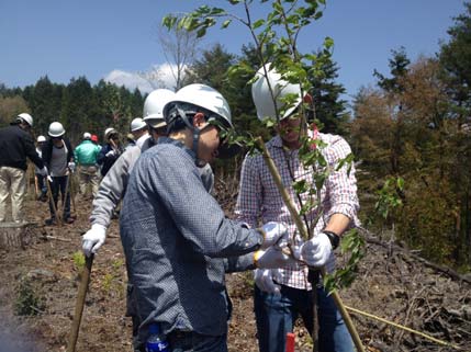 植樹活動に汗を流す参加者