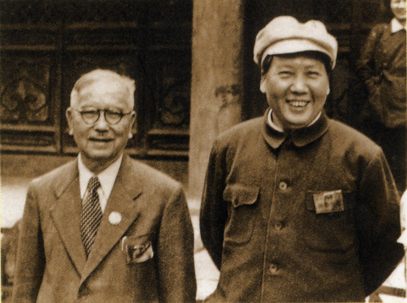 毛沢東（右）と写真におさまる陳嘉庚
