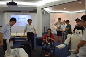 同社担当者（左手の2 名）の説明を受けながら介護支援製品を体感する同済大学浙江学院の学生