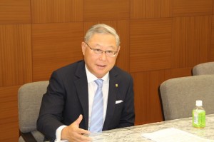 抱負を語る新田新社長