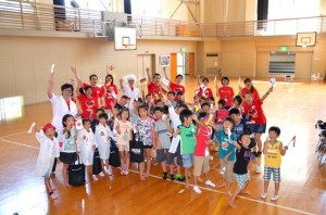 石巻市立飯野川第一小学校での化学実験教室に参加した児童とプロジェクトメンバー