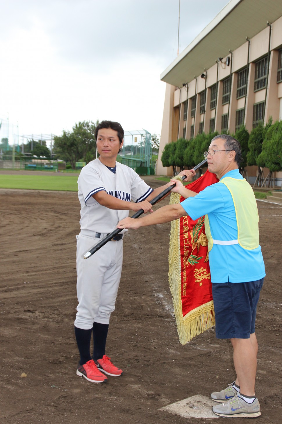 優勝旗が手渡された