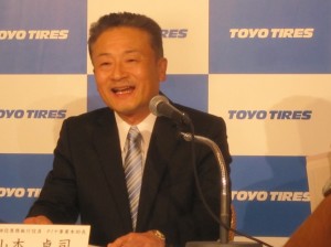 笑顔で会見する山本卓司次期社長