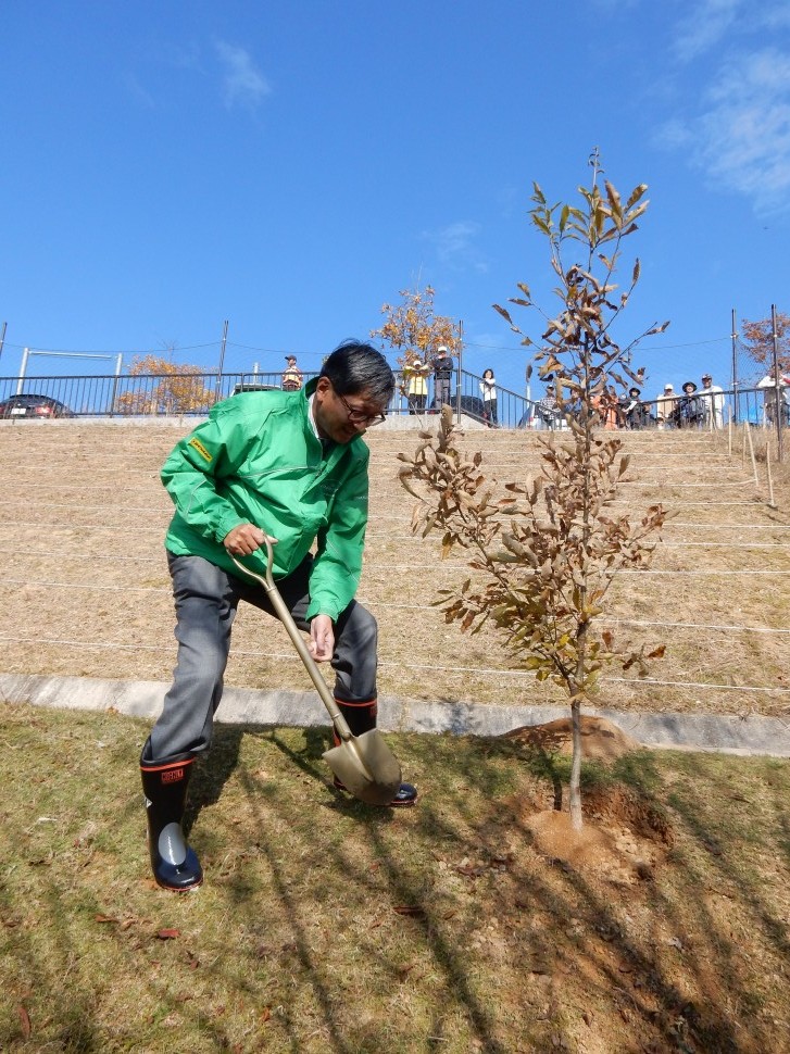 記念樹を植える田中副社長