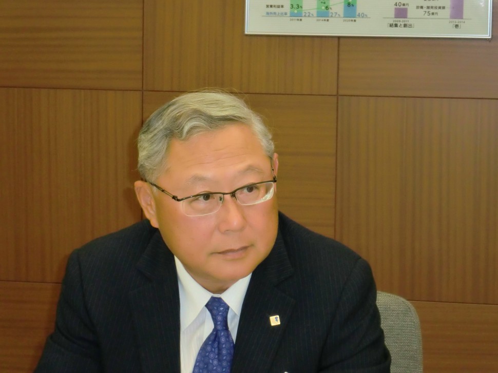 決算発表する新田社長