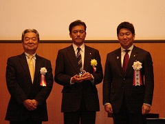 写真左から、足立CCかわさきエコ会議会長、長井川崎事業所長、福田川崎市長