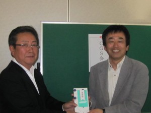 左・準優勝の甲田氏、右・川島理事長