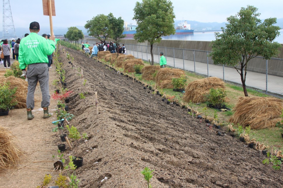 尾道工場の植樹目標約２万８千本を達成した。