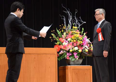 感謝状を手渡される尾崎副社長（右）