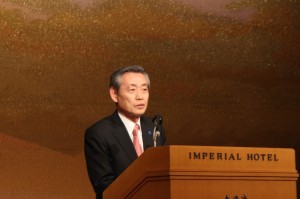 あいさつする垣内社長